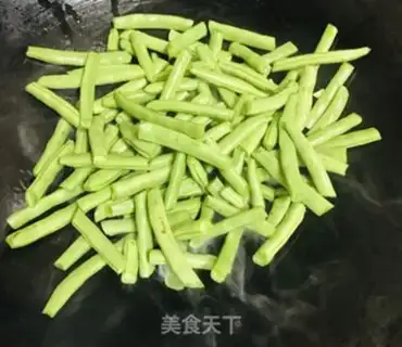 Make Four seasons of bean fried meat step 2