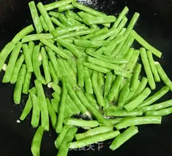 Make Four seasons of bean fried meat step 3