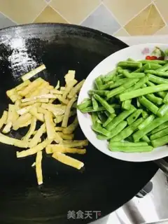 Make Four seasons of bean fried meat step 5