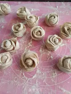 Make Rose buns step 8