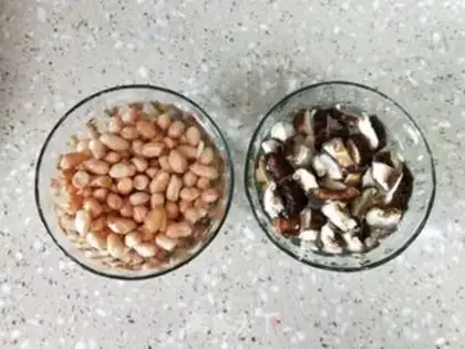 Make Porridge of peanut mushrooms and pigs step 1