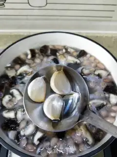 Make Porridge of peanut mushrooms and pigs step 5