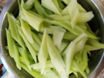 Make Celery fried beans step 1