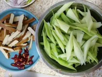 Make Celery fried beans step 3