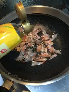 Make Shrimp oiled seafood step 1