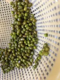 Make Chicken head, green bean soup step 1