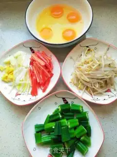 Make Acupuncture peppers, silver sprouts, fried eggs step 3