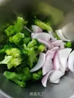 Make The broccoli mixed onions step 1