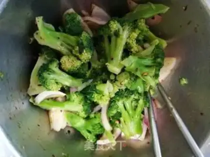 Make The broccoli mixed onions step 4