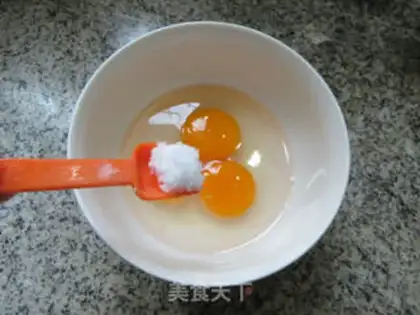 Make Paprika fried duck eggs step 1