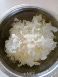 Make Silver Ear Lotus soup step 1