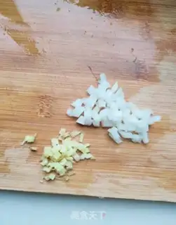 Make Garlic and red cuisine step 1