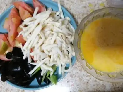 Make Tomato eggs with white mushrooms step 2