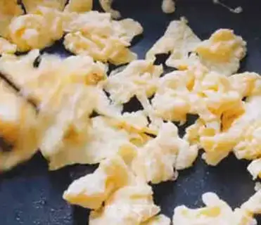 Make Scrambled eggs step 2
