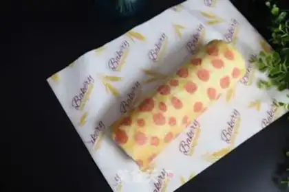 Make Red Scroll of Cake step 20