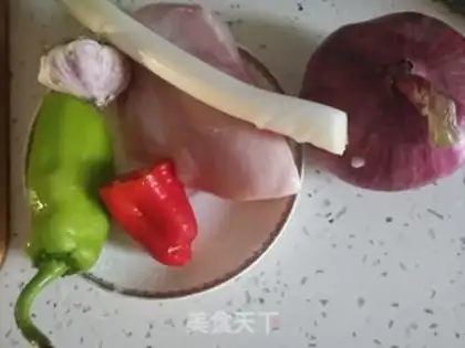 Make Slippery chicken sliced onions step 0