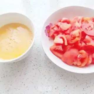 Make Tomato fried eggs step 1