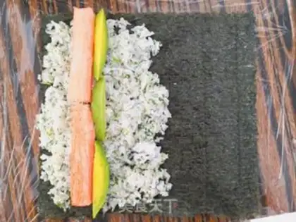 Make Crab Willow butter sushi step 3