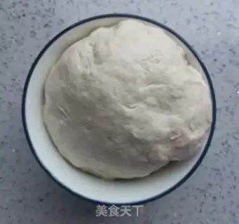 Make Liang is a meat dumpling step 1