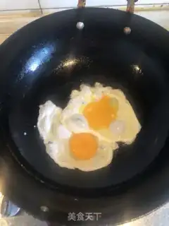 Make Tomato fried eggs step 1