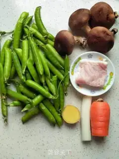 Make Five fragrance mushrooms and fried peas step 0