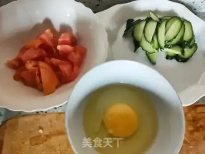 Make Tomato cucumber fried eggs step 0
