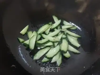 Make Tomato cucumber fried eggs step 3