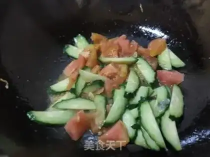 Make Tomato cucumber fried eggs step 4