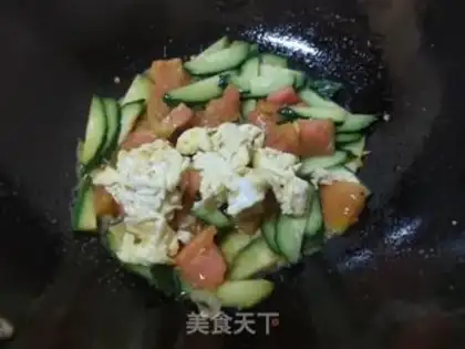 Make Tomato cucumber fried eggs step 5