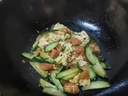 Make Tomato cucumber fried eggs step 6