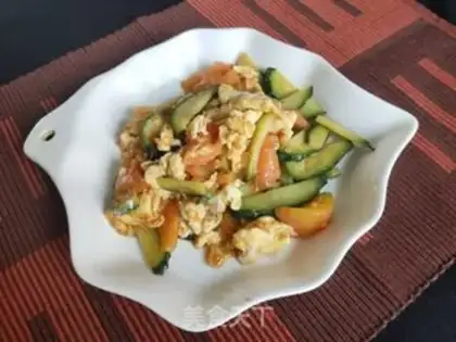 Make Tomato cucumber fried eggs step 7