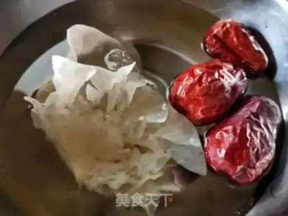 Make The silver spoon of red dates step 0