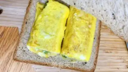 Make Autumn thick egg sandwich step 2