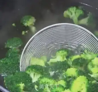 Make Fried broccoli step 0
