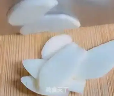 Make cucumber fried eggs step 1