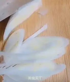 Make cucumber fried eggs step 2