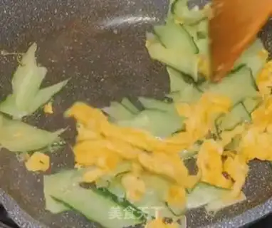 Make cucumber fried eggs step 4