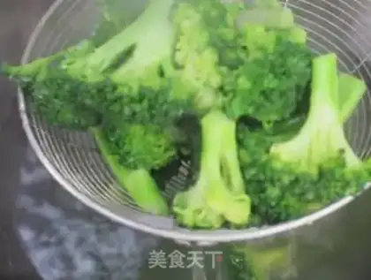 Make ♪ Burn the broccoli ♪ step 1