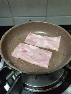 Make Bacon egg sandwich step 3