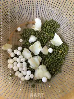 Make Chicken head, lily green bean soup step 0