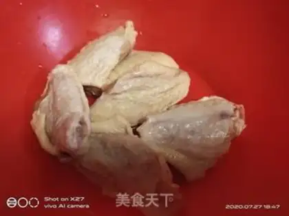 Make A beer with chicken wings step 1