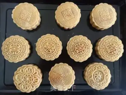 Make The egg yolk mooncake step 8