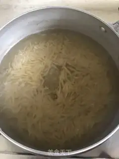Make Godmother fried fish noodles step 1