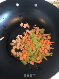 Make Godmother fried fish noodles step 3