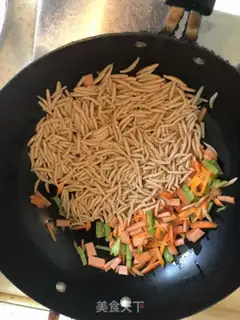 Make Godmother fried fish noodles step 4