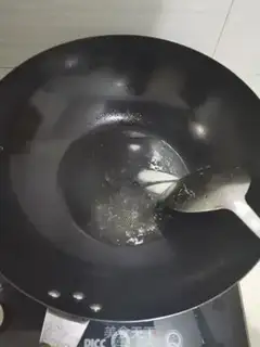 Make Tomato egg tofu soup step 1