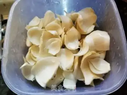 Make Fresh lilies, green beans step 4