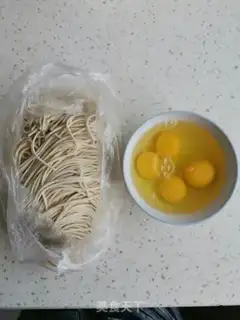 Make Tomato egg pepper noodles step 2