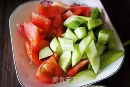 Make Tomato cucumber fried goose eggs step 1