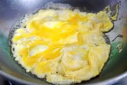Make Tomato cucumber fried goose eggs step 2